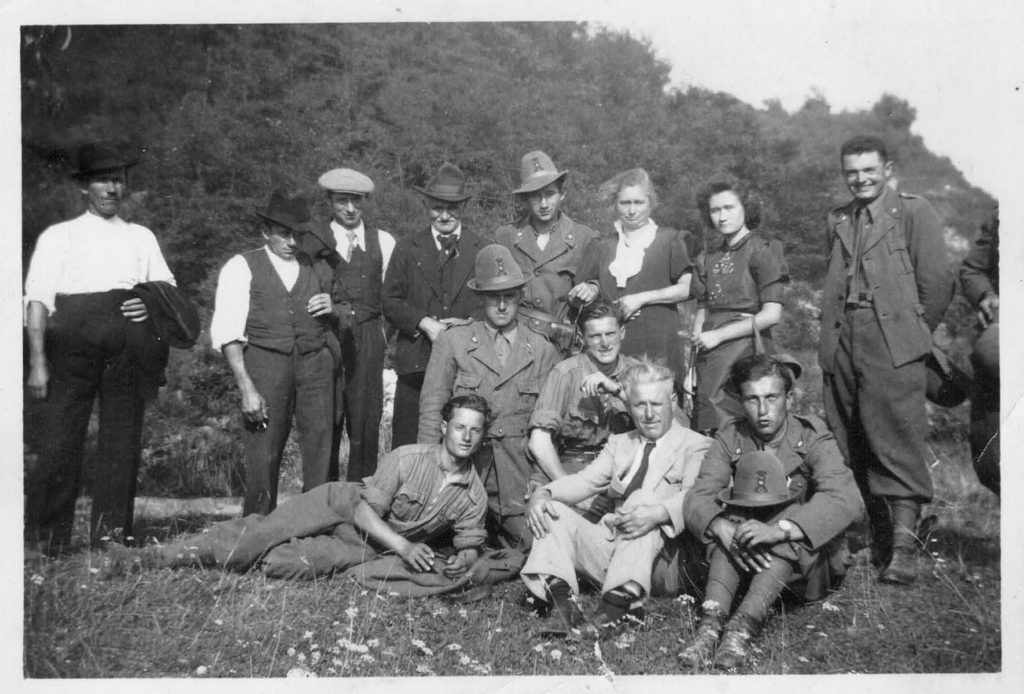 Visita parenti in Val di Ciastiglione presso la Guardia alla Frontiera nel 1941