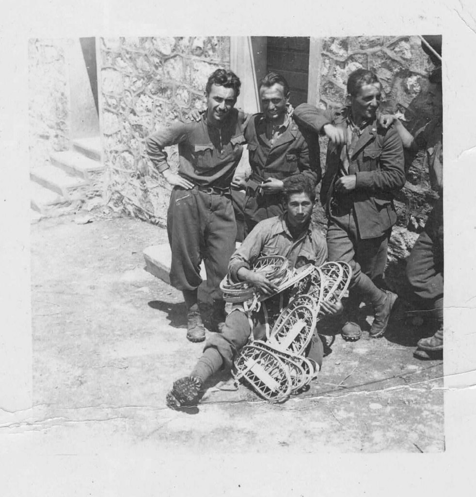 Soldati cdella Gaf che mostrano le ciaspole